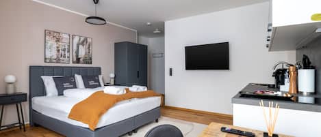 Suite (limehome Villach Gerbergasse) | Living area | Smart TV