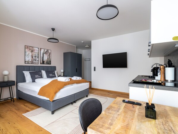 Suite (limehome Villach Gerbergasse) | Aire de séjour | Téléviseur connecté