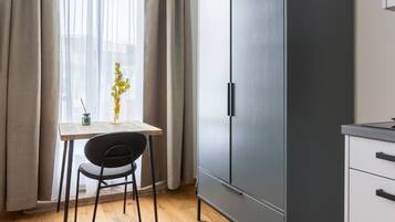 Single Suite (limehome Villach Gerbergasse) | Living area | Smart TV