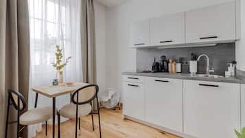 Svit (limehome Villach Gerbergasse) | Eget kök | Kylskåp, espressobryggare, vattenkokare och brödrost