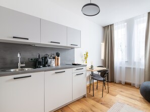 Suite (limehome Villach Gerbergasse) | Eget kjøkken | Kjøleskap, espressomaskin, vannkoker og brødrister