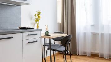 Suite (limehome Villach Gerbergasse) | Cucina privata | Frigorifero, macchina per caffè espresso, bollitore elettrico