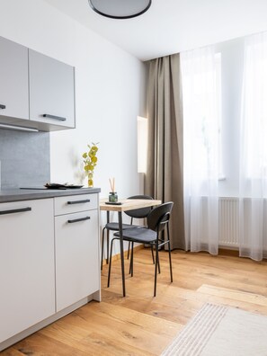 Suite (limehome Villach Gerbergasse) | Privat køkken | Køleskab, espressomaskine, elkedel