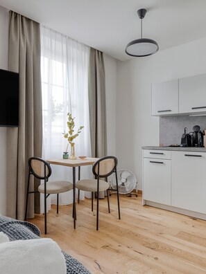 스위트 (limehome Villach Gerbergasse) | 거실 공간 | 스마트 TV
