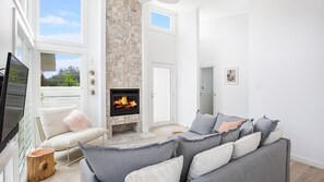 Smart TV, fireplace, Netflix, streaming services - Unwind - Pet Friendly - 1 Min Walk to Beach (Culburra Beach)