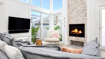 Smart TV, fireplace, Netflix, streaming services