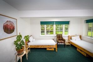 Family Room (Five) | Soundproofing, iron/ironing board, free WiFi, bed sheets - Loch Ness Bunk Inn (Inverness)