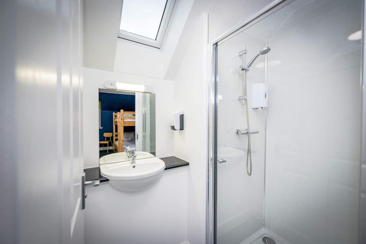 shower, hydromassage showerhead, towels