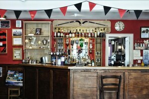 Bar (on property) - Loch Ness Bunk Inn (Inverness)