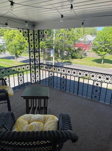 Cozy, Quaint, entire 1 Bedroom Apt.