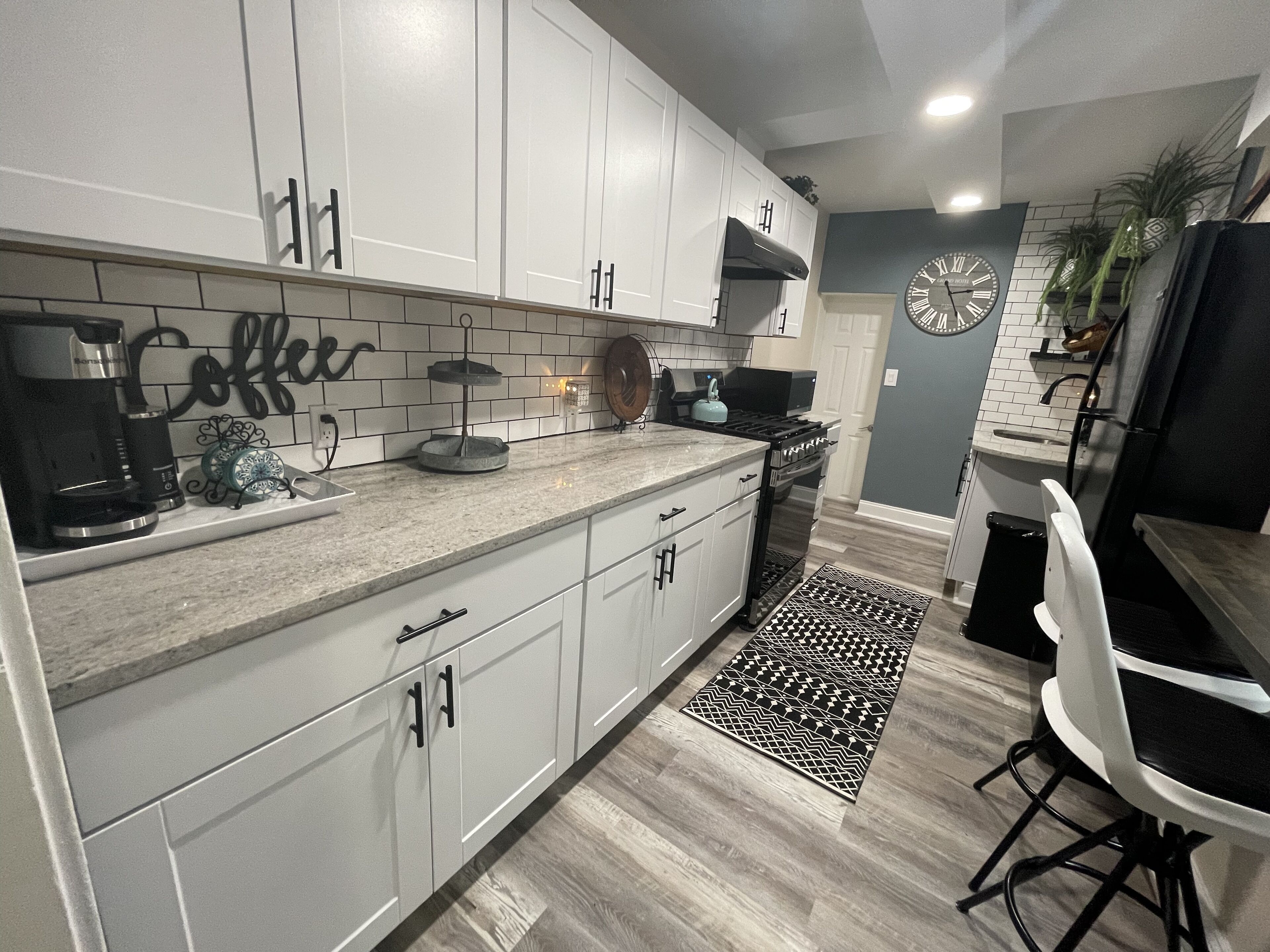 Mikrowelle, Wasserkocher mit Kaffee-/Teezubehör