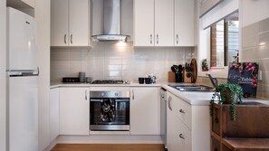 Micro-ondes, machine à expresso, cafetière/bouilloire, grille-pain