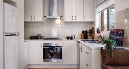Wayfarer Cottage-walk to town, pet friendly