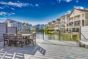 Outdoor dining - Luxury Home, Elevator. Star Wars Kids Room, Free Heated Pool, Lagoon View, 3 Blocks to Beach (Hilton Head Island)