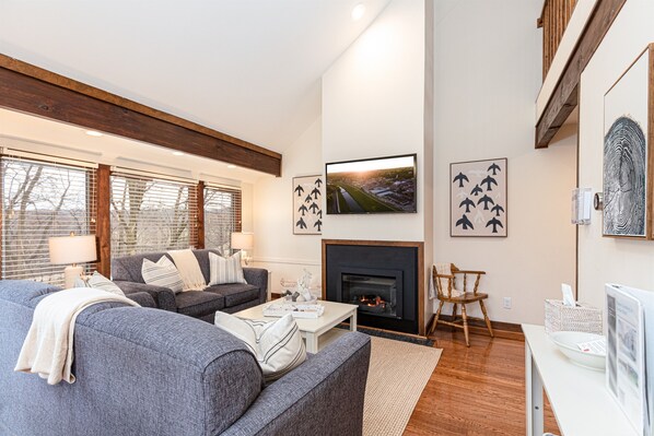 Smart TV, chimenea, impresora