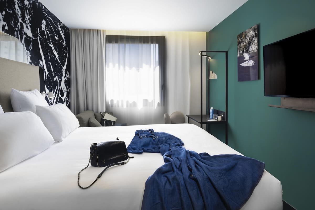 Premium bedding, pillow-top beds, minibar, in-room safe