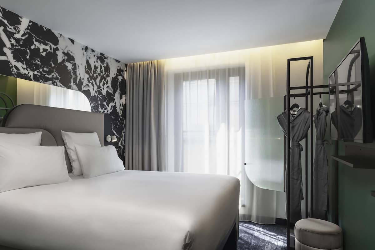 Premium bedding, pillow-top beds, minibar, in-room safe