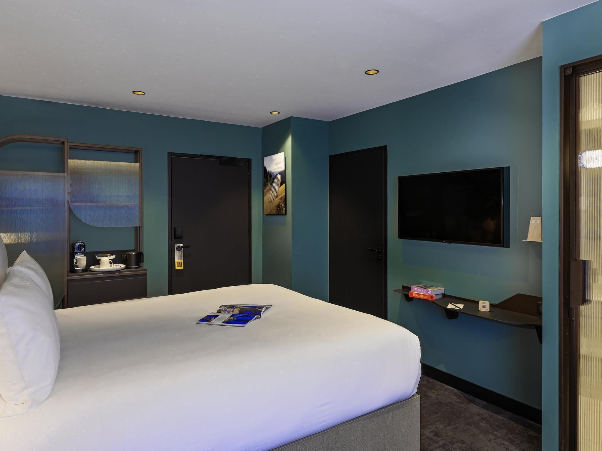 Room, 1 Double Bed | Premium bedding, pillowtop beds, minibar, in-room safe