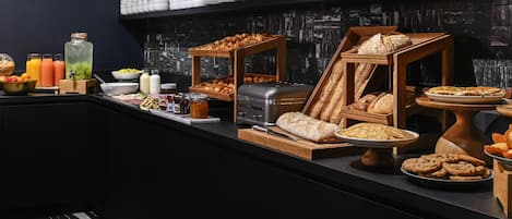 Frukostbuffé varje dag (EUR 18 per person)