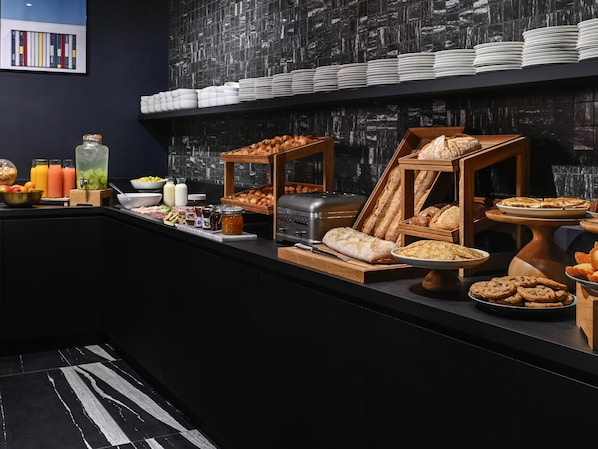 Desayuno buffet todos los días (EUR 18 por persona)