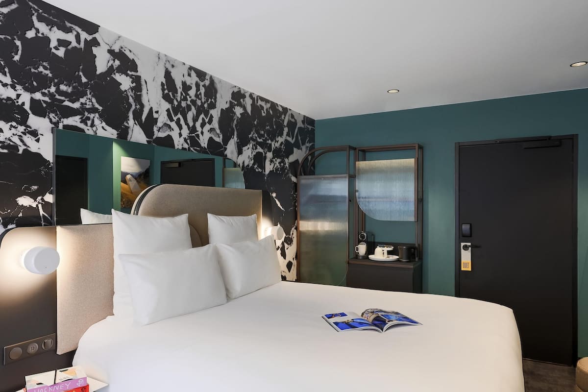 Ropa de cama de alta calidad, colchones con pillow-top y minibar