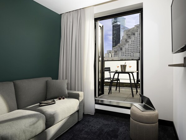 أغطية فراش متميزة وأسرّة بطبقة علوية مريحة وميني بار وخزنة داخل الغرفة