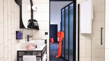 Kamer, 1 tweepersoonsbed met slaapbank, terras (Tribe Max) | Badkamer | Designer toiletartikelen, een haardroger, handdoeken, zeep