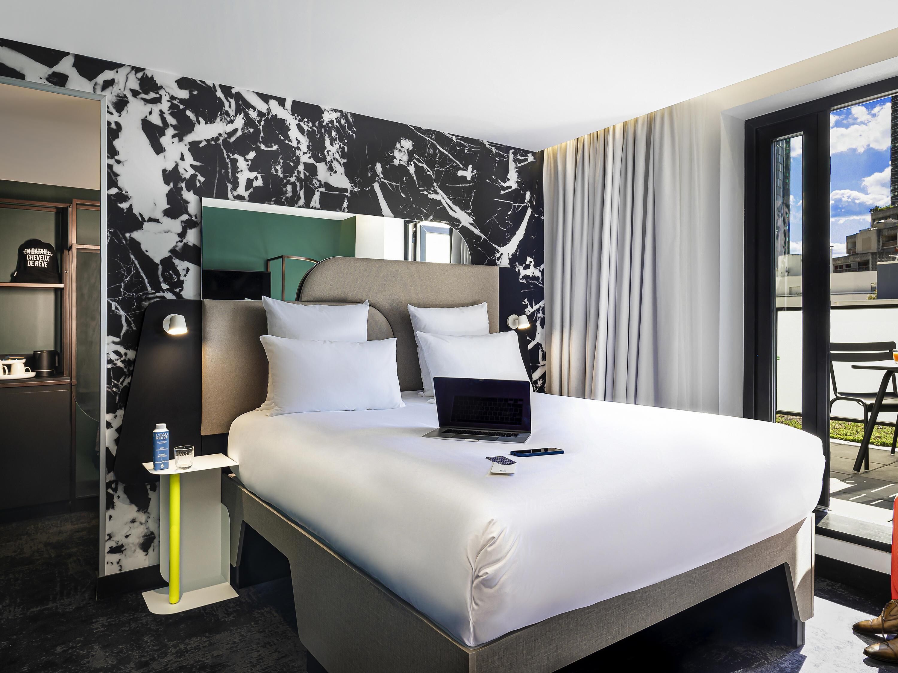 Kamer, balkon (Tribe Extra) | Luxe beddengoed, pillowtop-bedden, een minibar, een kluis op de kamer