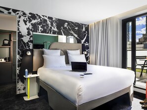 أغطية فراش متميزة وأسرّة بطبقة علوية مريحة وميني بار وخزنة داخل الغرفة