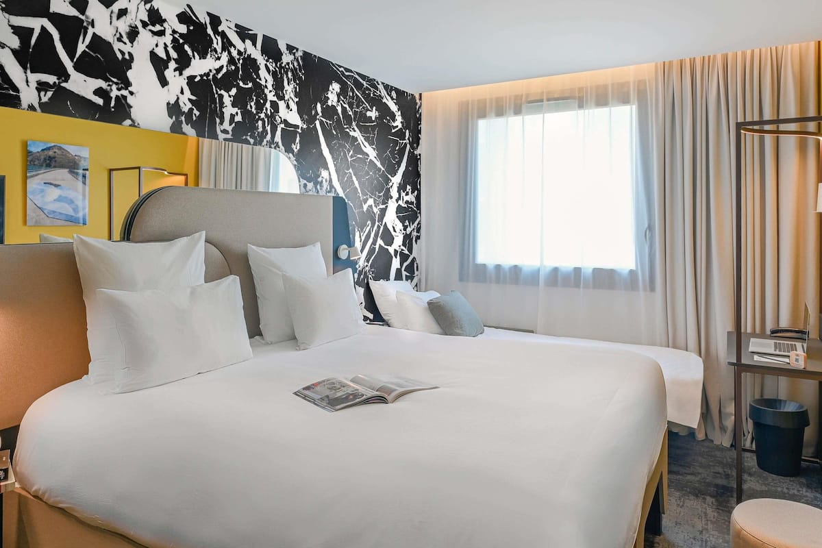 Habitación, varias camas | Ropa de cama de alta calidad, colchones con acolchado adicional, minibar