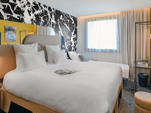 Chambre, Plusieurs lits | Literie de qualité, lit avec matelas à plateau-coussin, minibar