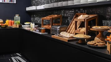 Petit déjeuner buffet (18 EUR par personne)