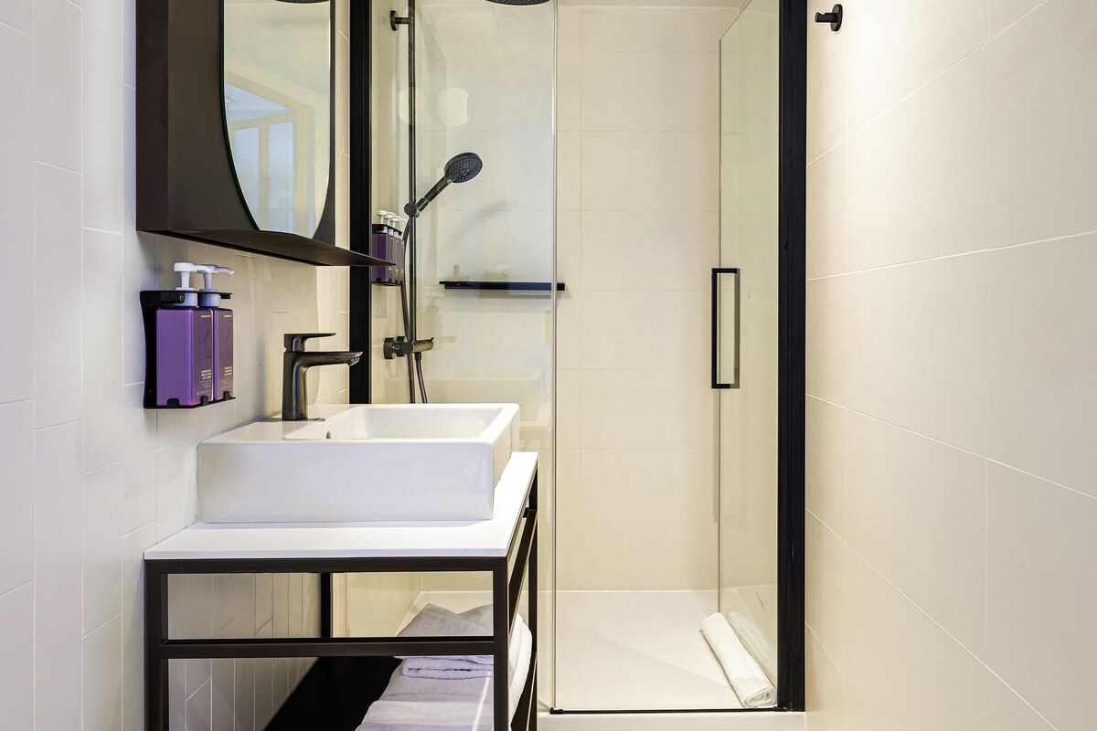 Seprai premium, bantalan ekstra lembut, minibar, dan brankas