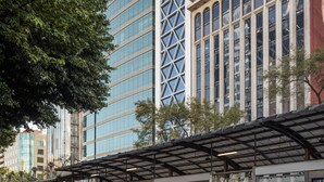 A modern hotel with a prominent glass facade, a covered walkway, and a classic building with arched windows. - Novotel Mexico City World Trade Center (Mexico City)