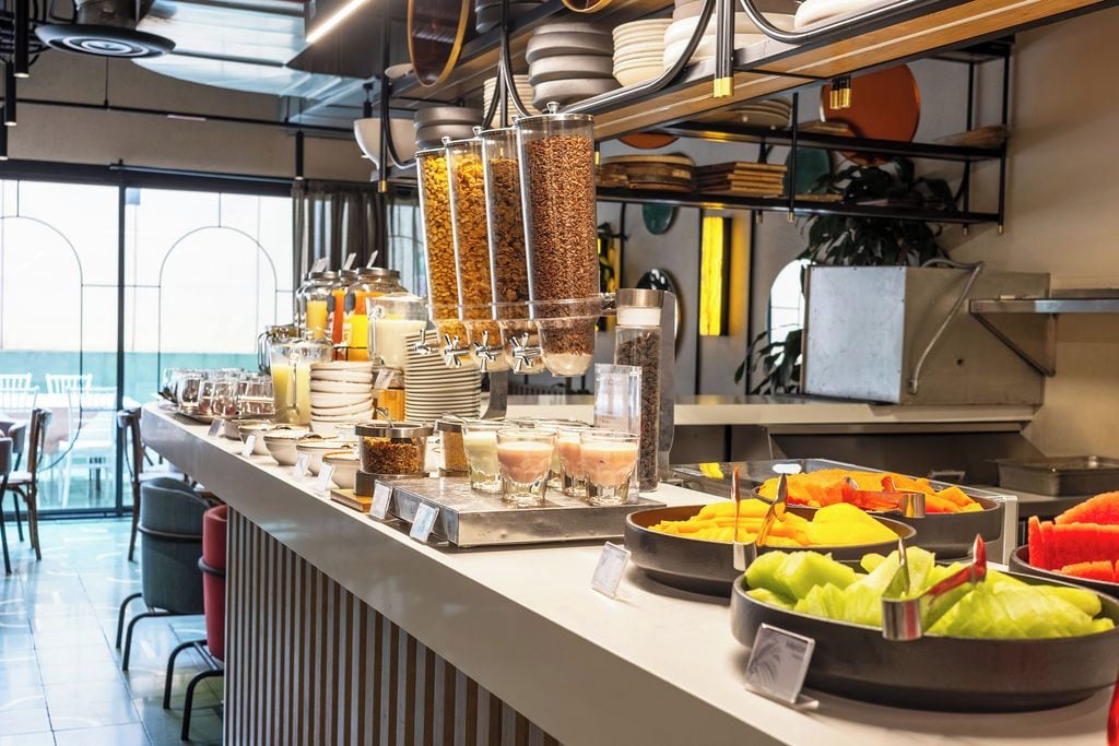 Un buffet proposant une variété de plats et de récipients.