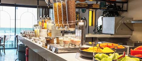 Un bufé con diferentes alimentos y recipientes.