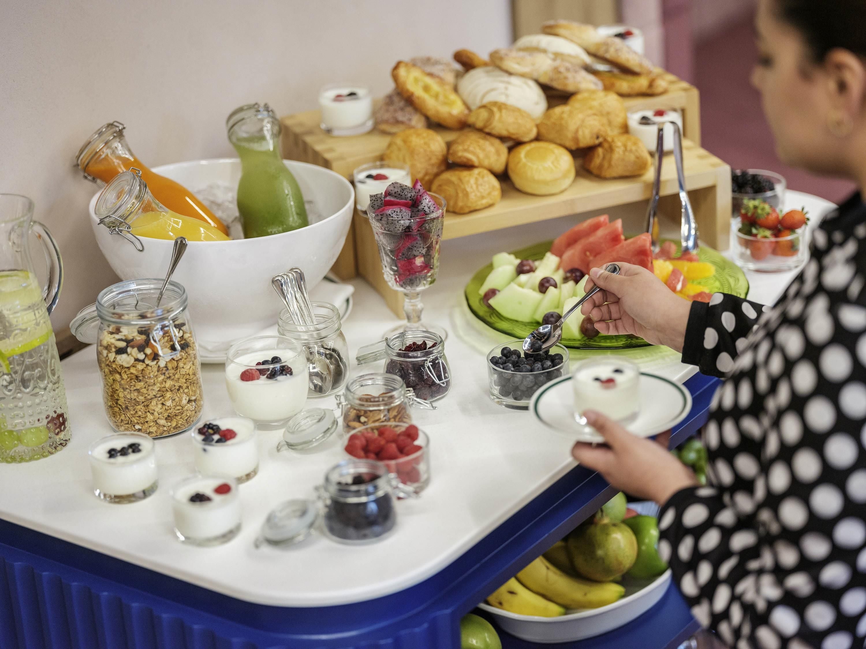 Ein reichhaltiges Frühstücksbuffet mit Speisen und Getränken.