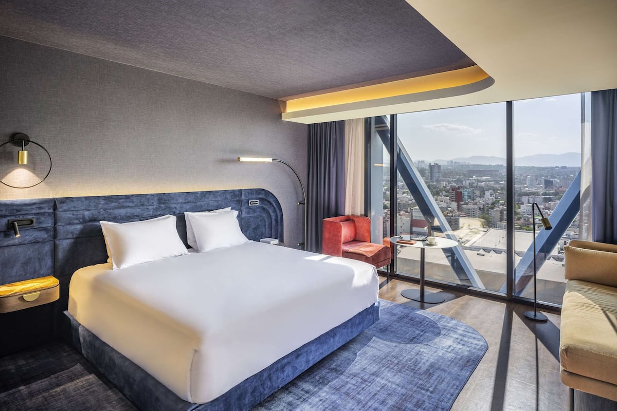 Minibar, in-room safe, laptop workspace, blackout curtains