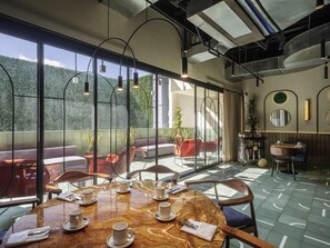 Se sirven desayunos, almuerzos y cenas; cocina mexicana