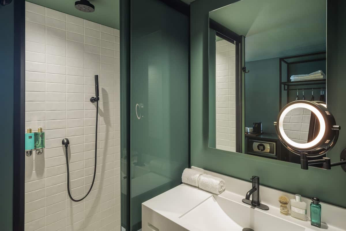 Frigobar, cofres nos quartos, espaço de trabalho para notebook