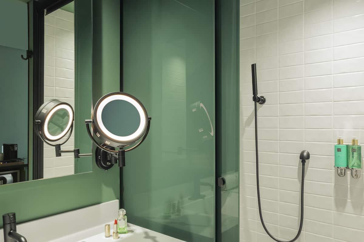 Frigobar, cofres nos quartos, espaço de trabalho para notebook