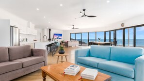 Televisión y chimenea