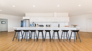 Microondas, horno, parrilla de estufa y lavavajillas