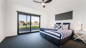 4 bedrooms, iron/ironing board, internet, bed sheets - Fairfield House - 17 Rookery Road (EMU BAY)