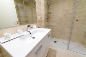 Shower, hair dryer, towels, soap - 2 Rooms High-Floor (Marbella)