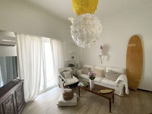 Smart TV, fireplace, books - 150m² Unique &Sunlit Live/Work Space in Athens (Agios Dimitrios)