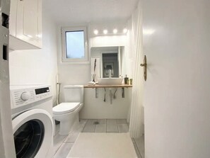 Combined shower/tub, hair dryer, towels, soap - 150m² Unique &Sunlit Live/Work Space in Athens (Agios Dimitrios)