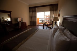 Minibar, free WiFi, bed sheets