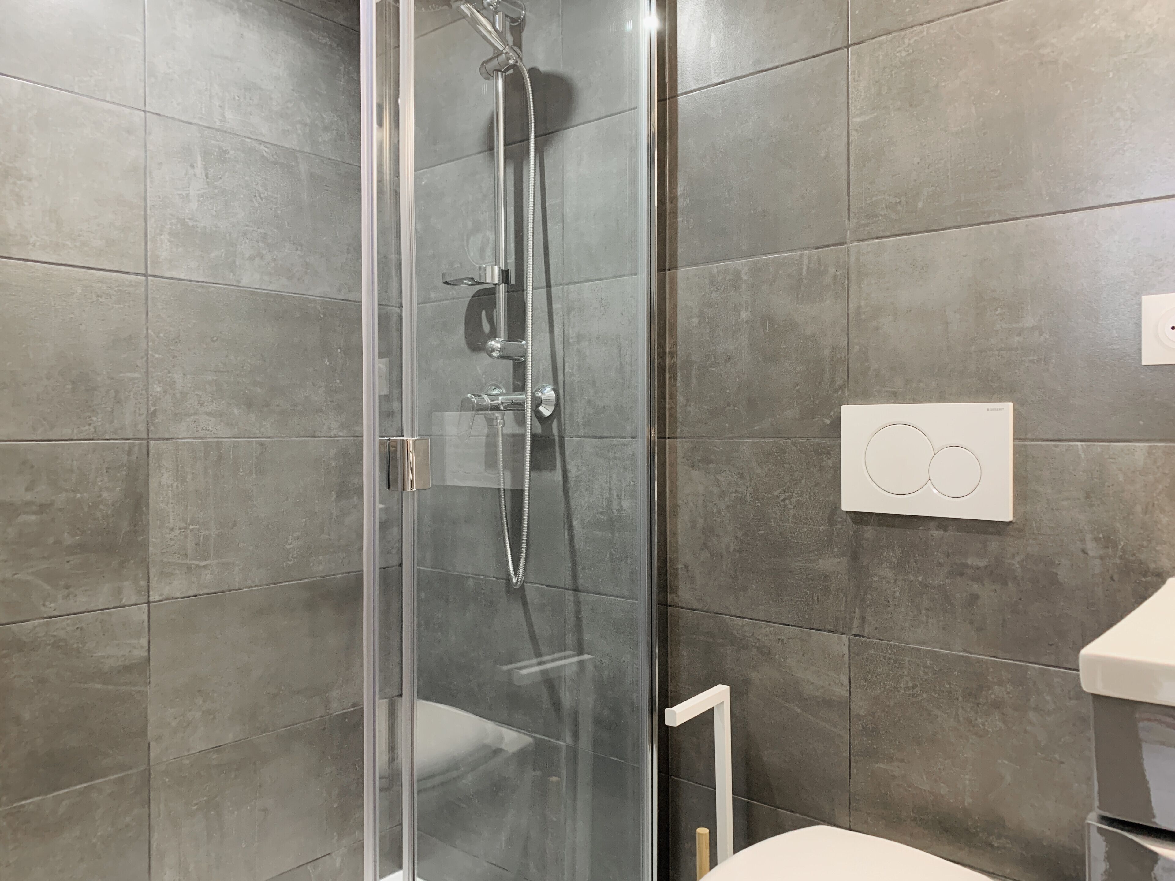 Dusche, kostenlose Toilettenartikel, Handtücher