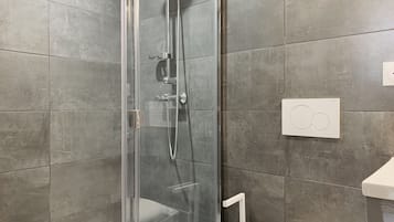 Shower, free toiletries, towels